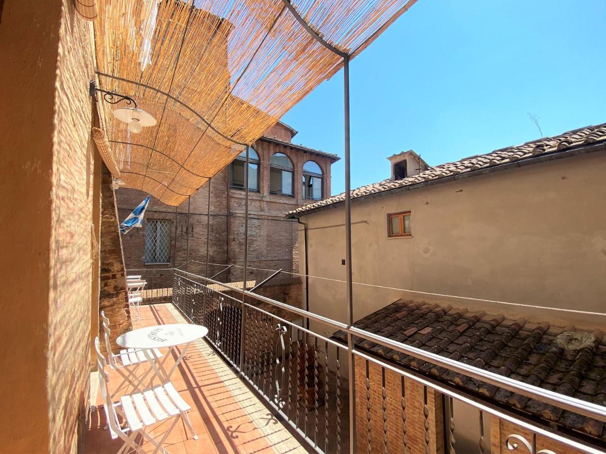 La Fonte-With Balcony Close By Piazza Del Campo Siena Bagian luar foto
