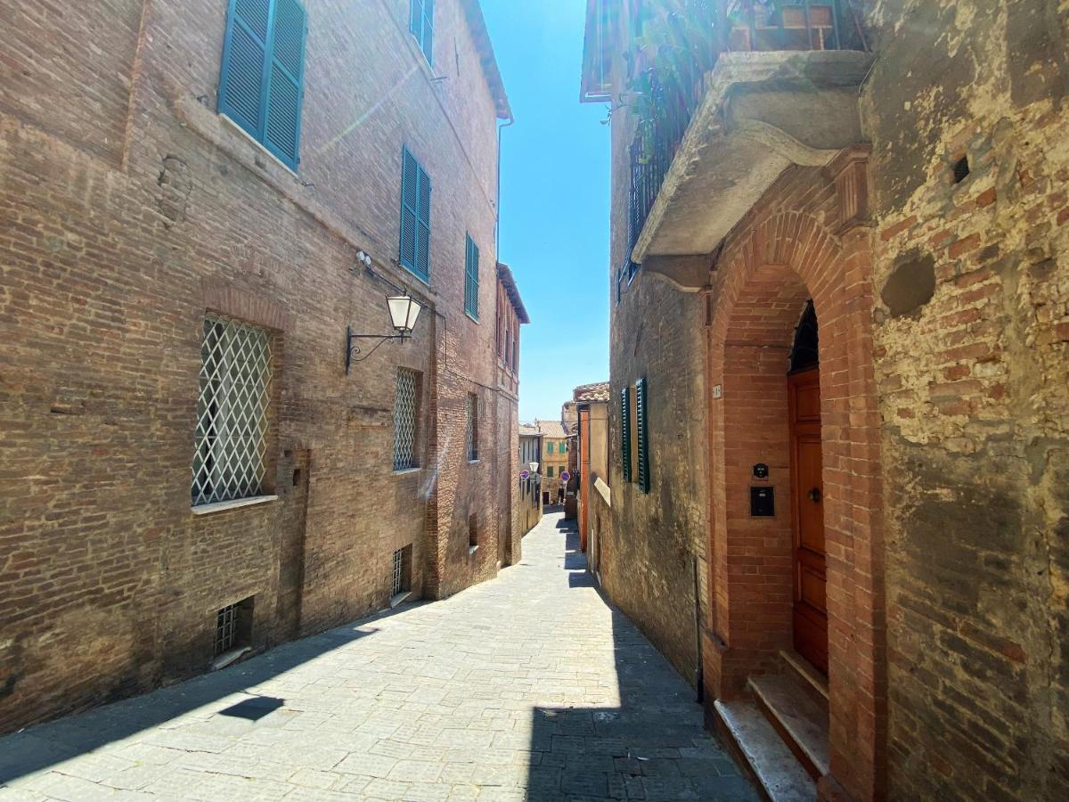 La Fonte-With Balcony Close By Piazza Del Campo Siena Bagian luar foto