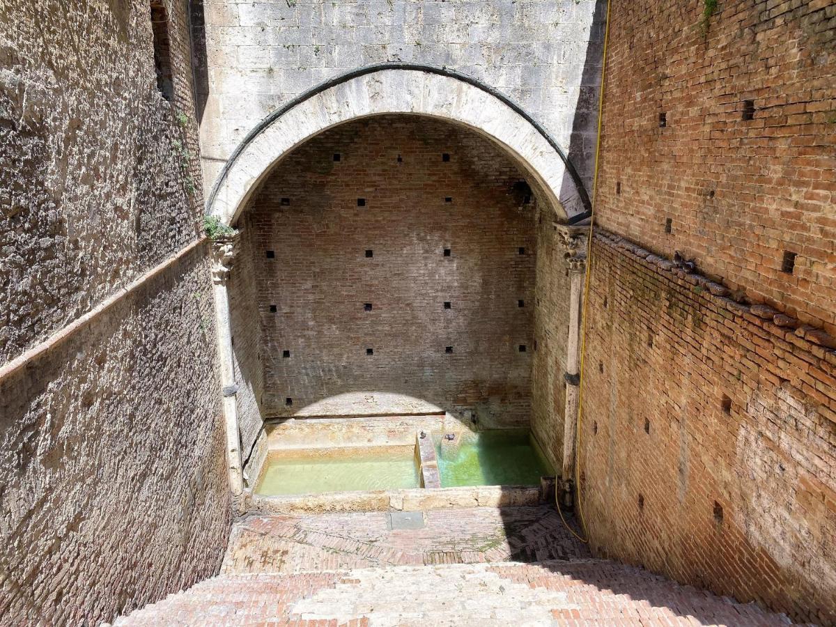 La Fonte-With Balcony Close By Piazza Del Campo Siena Bagian luar foto