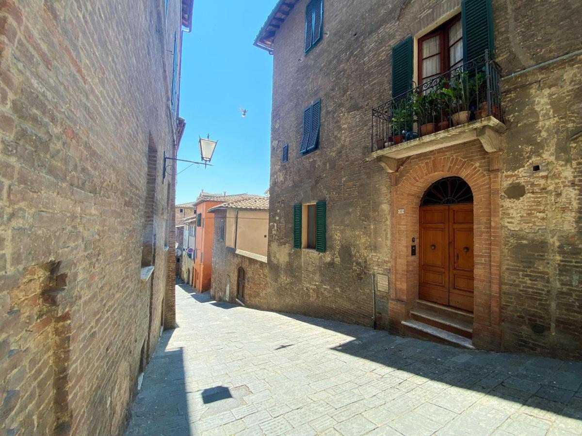 La Fonte-With Balcony Close By Piazza Del Campo Siena Bagian luar foto