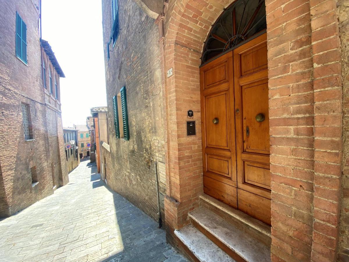 La Fonte-With Balcony Close By Piazza Del Campo Siena Bagian luar foto